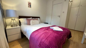 Economic hotel-like room, En-suite Sheperds Bush